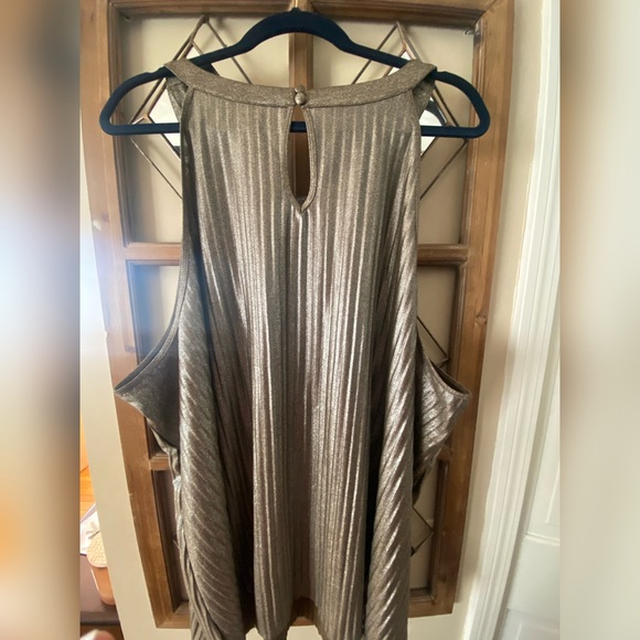 Torrid Pleated Metallic Gold Goddess Tank SIZE 5 - Picture 4 of 8